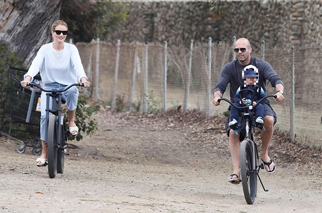 Ngày 8/9, Daily Mail đăng tải loạt ảnh nam diễn viên phim "Người vận chuyển" Jason Statham cùng bạn gái Rosie Huntington-Whiteley và con trai vui vẻ đạp xe trong kỳ nghỉ cuối tuần vừa qua ở Malibu, California (Mỹ) thu hút sự chú ý của đông đảo người hâm mộ.