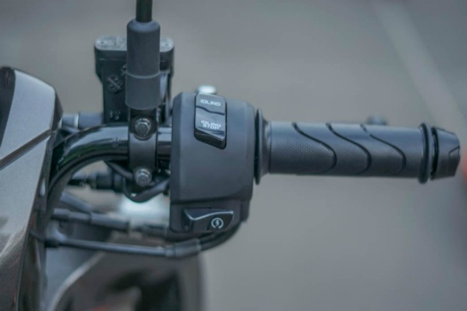 Tay lái bên phải.