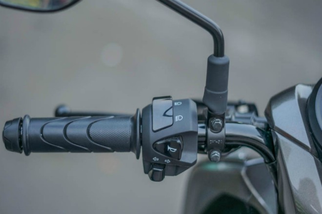 Tay lái bên trái.