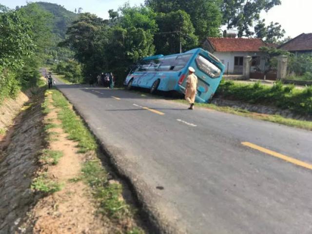 Tin tức trong ngày - Người phụ nữ chết kẹt dưới gầm xe khách