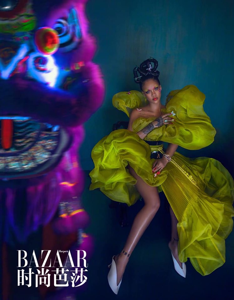 Thân hình gợi cảm của Rihanna góp phần tôn lên nét đẹp của trang phục.