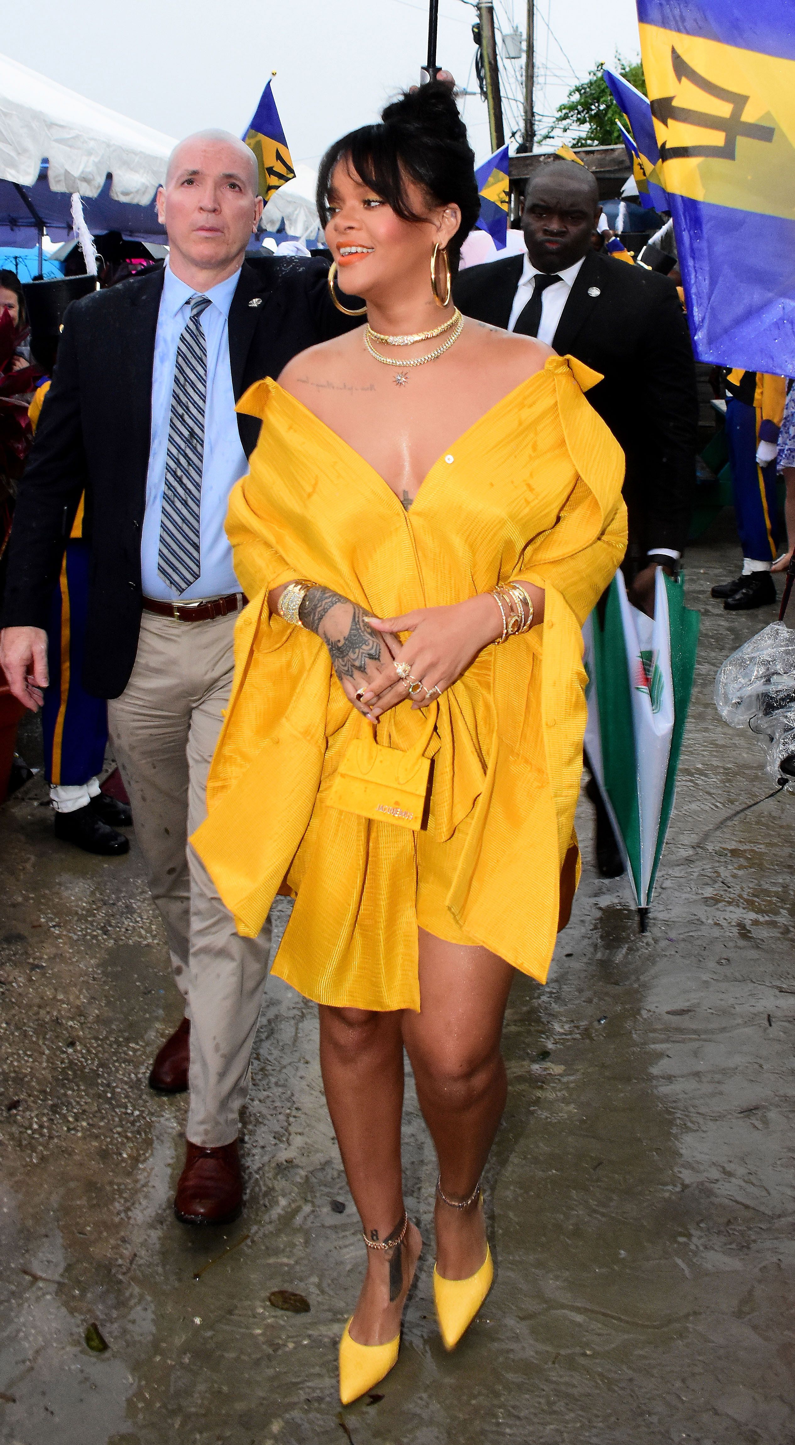 Rihanna hóa nàng tiên bướm ấn tượng trên tạp chí thời trang Trung Hoa - 9