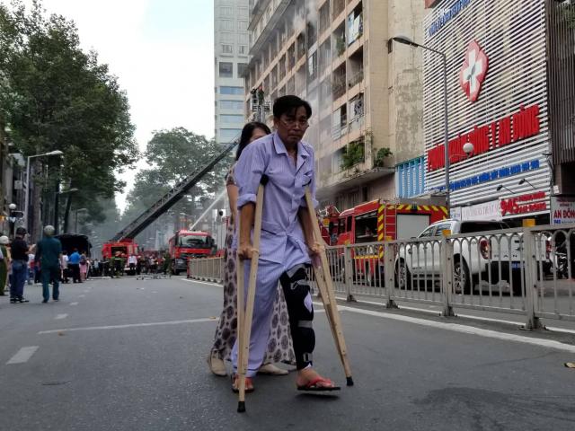 Tin tức trong ngày - Cháy dữ dội ký túc xá sát bệnh viện, bệnh nhân chống nạng bỏ chạy