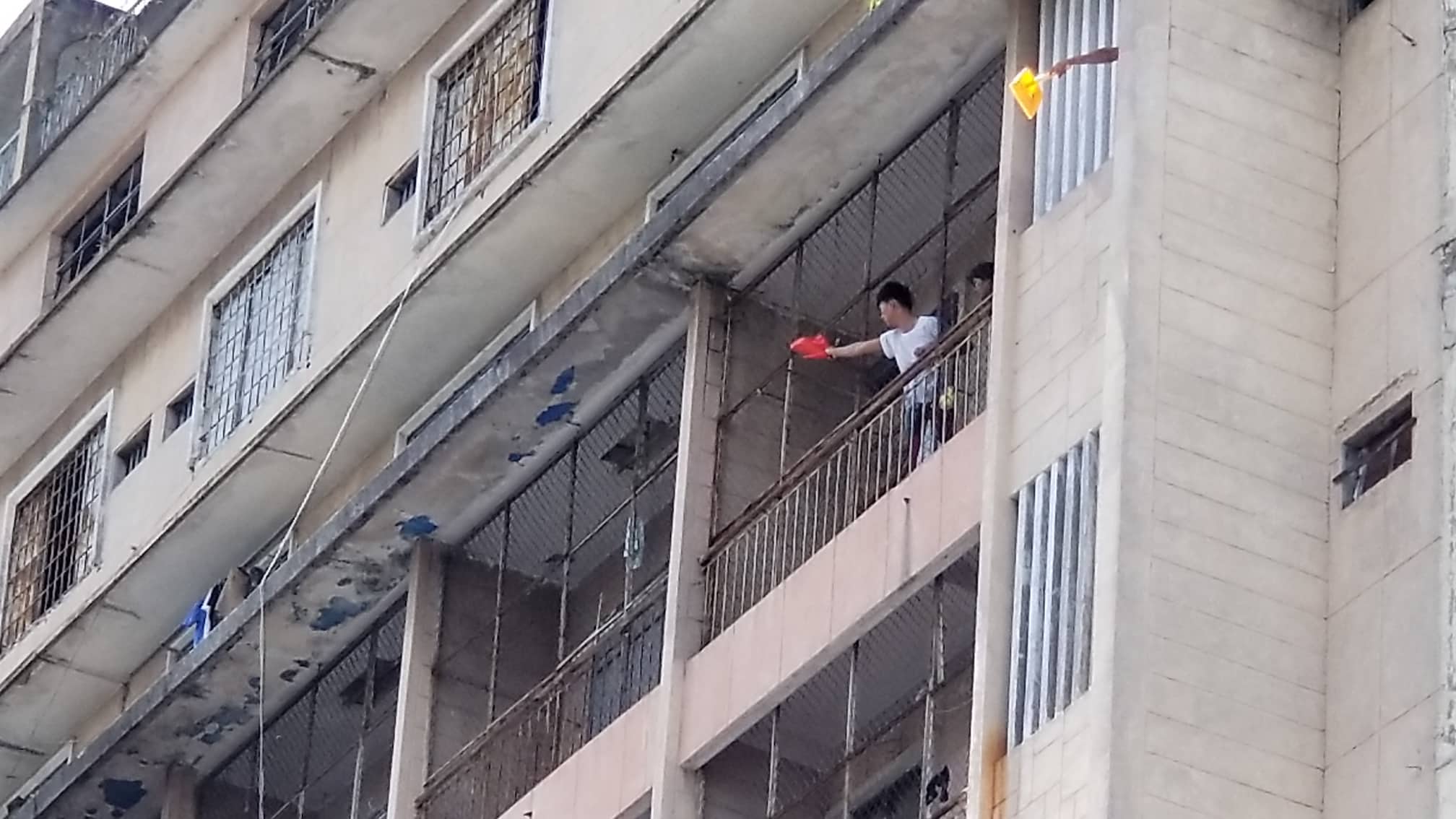 Một số người mắc kẹt chạy ra ban công hô hoán, thông báo
