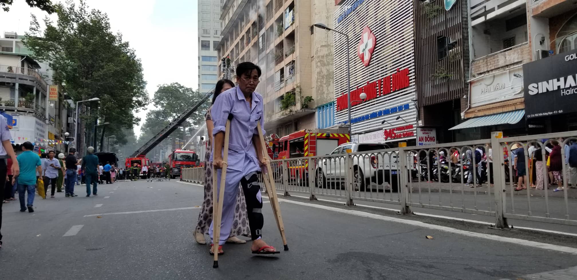 “Khung cảnh lúc đó rất hỗn loạn. Ai cũng hoảng sợ, có người khóc vì sợ cháy lan sang bệnh viện”, nam nhân chứng tên Linh kể