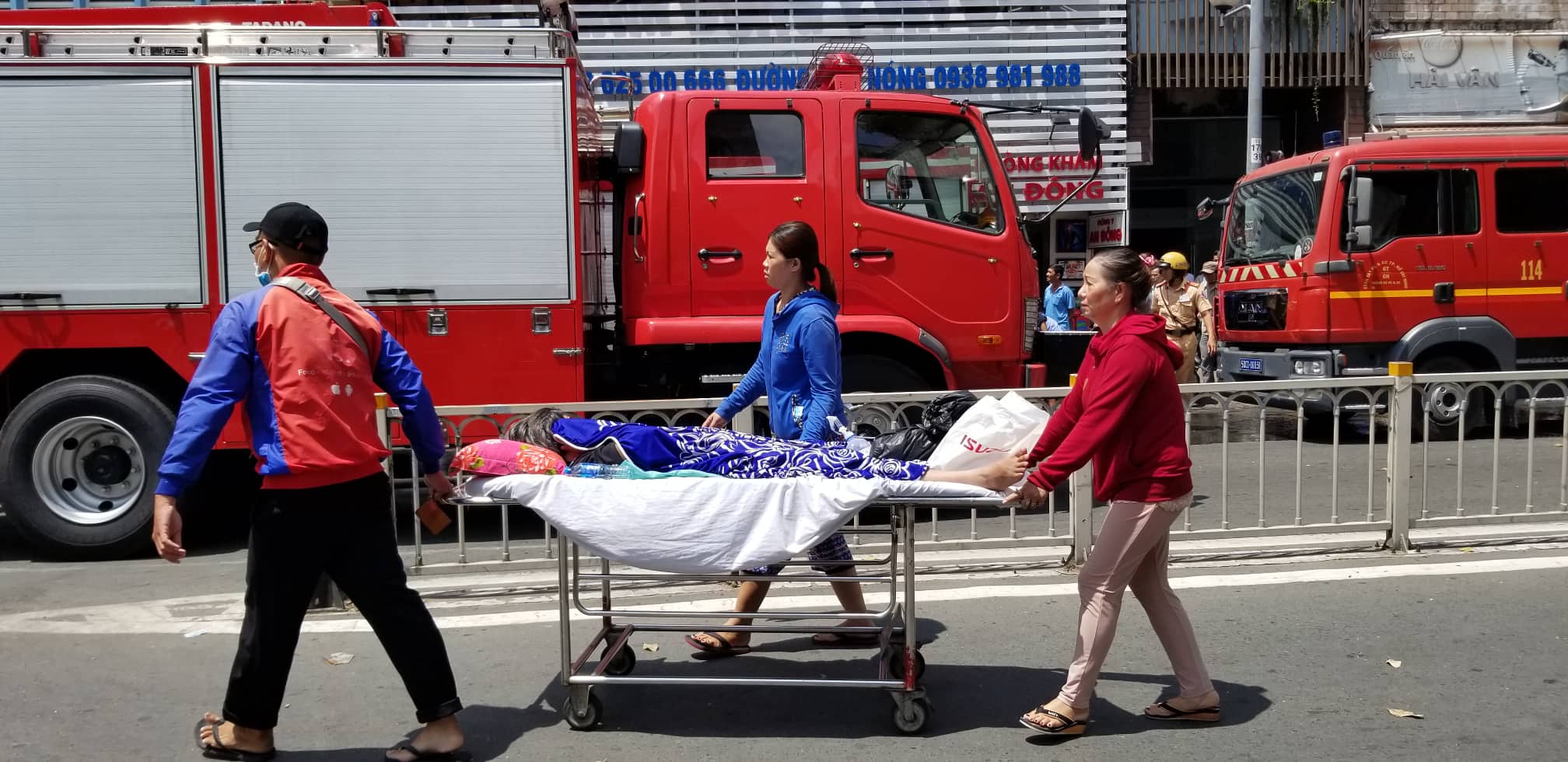 Do khu vực cháy sát vách với Bệnh viện Chấn thương Chỉnh hình TP.HCM nên nhiều bệnh nhân nằm trên băng ca được người nhà đẩy chạy ra đường