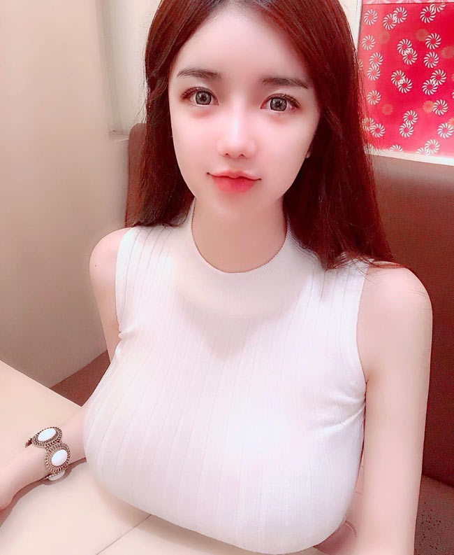 Nhiều người cho rằng, nàng &#34;búp bê Hàn Quốc&#34; đã chỉnh sửa cả mắt, mũi, miệng, khung xương hàm... để có nhan sắc như hiện tại.&nbsp;