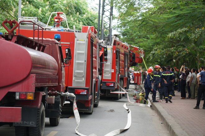 Hà Nội: Cháy chung cư Nam Trung Yên sau nhiều tiếng nổ lớn - 2