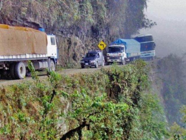 Media - Sợ "rớt tim" đi trên cung đường "tử thần" ở độ cao hơn 600m