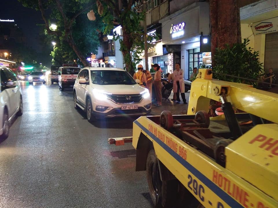 Hiện trường người đàn ông ngủ trong ô tô trên phố Hàng Bài, Hà Nội