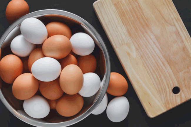 6. Chỉ nấu ăn bằng lòng trắng trứng: Rất nhiều người chỉ ăn lòng trắng trứng để giảm lượng calo, nhưng lòng đỏ lại giàu chất dinh dưỡng hơn nhiều. Vì vậy, mặc dù lòng trắng trứng là một nguồn protein tuyệt vời, nhưng tốt nhất nên ăn cả quả trứng với liều lượng thích hợp.  