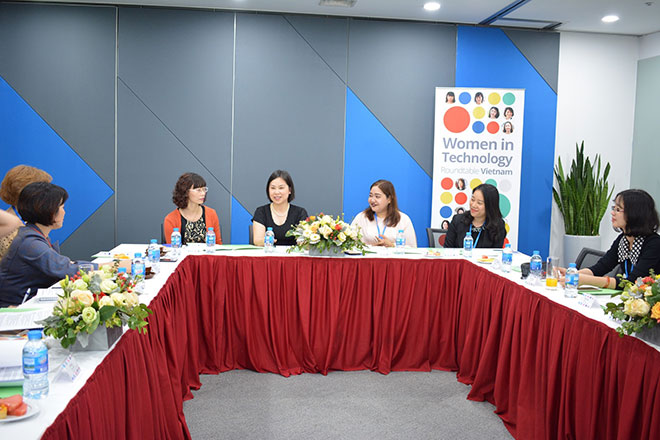 Tổng thư ký Hiệp hội Phần mềm và Dịch vụ CNTT – VINASA Bà Nguyễn Thị Thu Giang (áo đen thứ hai từ trái sang) trao đổi tại sự kiện