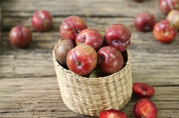 Không nên ăn mận khi đói vì sẽ gây cồn cào ruột