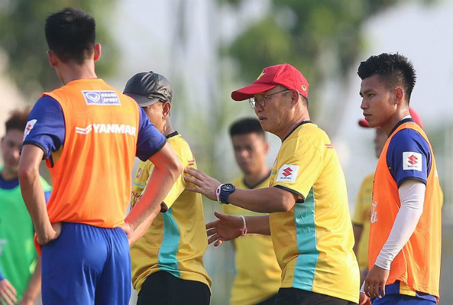 Thầy Hàn sẽ gánh nhiều trọng trách nặng nề trong bản hợp đồng mới. Ảnh: NGỌC DU