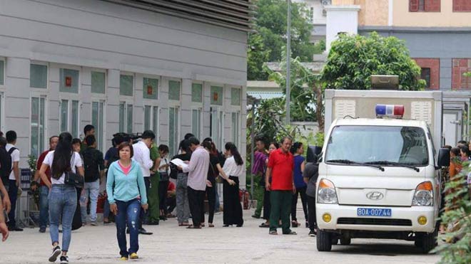 Bên ngoài phòng xét xử Hưng "kính" và đồng bọn