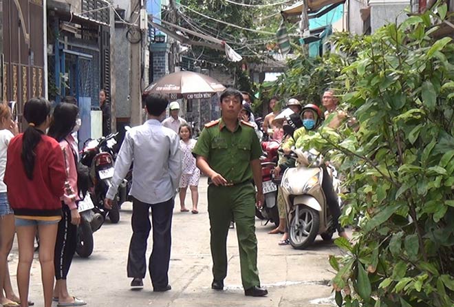 Cảnh sát khám nghiệm hiện trường vụ án.