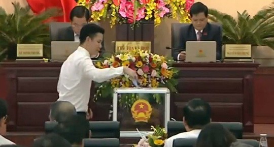 Đại biểu HĐND TP Đà Nẵng bỏ phiếu trong công tác nhân sự tại kỳ họp HĐND TP Đà Nẵng chiều 11-7