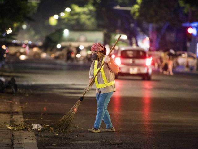 Tin tức trong ngày - Hình ảnh cho thấy vì sao “tử thần” luôn rình rập công nhân vệ sinh