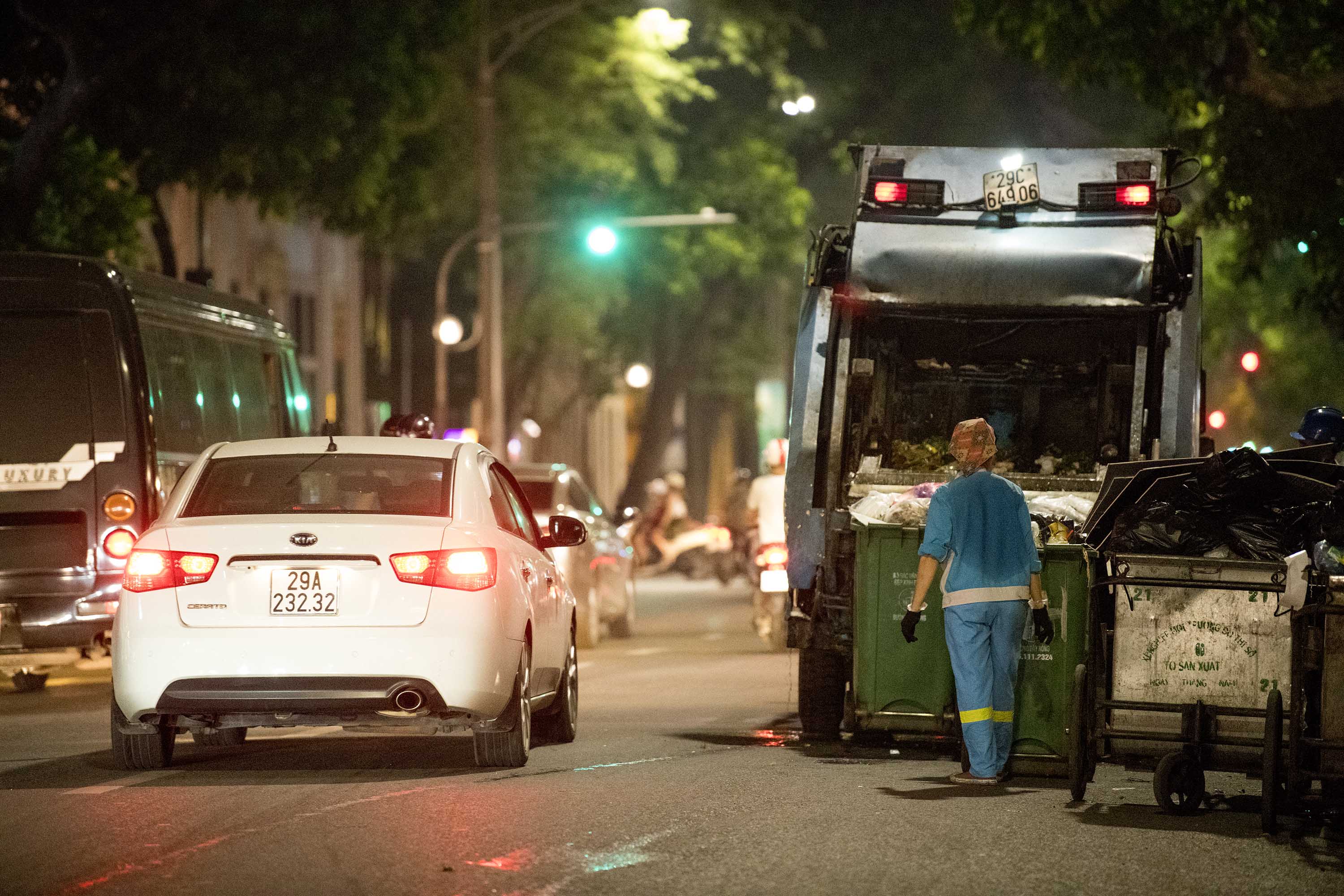 Nhiều điểm tập kết rác thải khu dân cư ngay dưới lòng đường nhưng không có biển cảnh báo hoặc căng dây phản quang gây nguy hiểm cho bản thân lao công và các phương tiện tham gia giao thông.