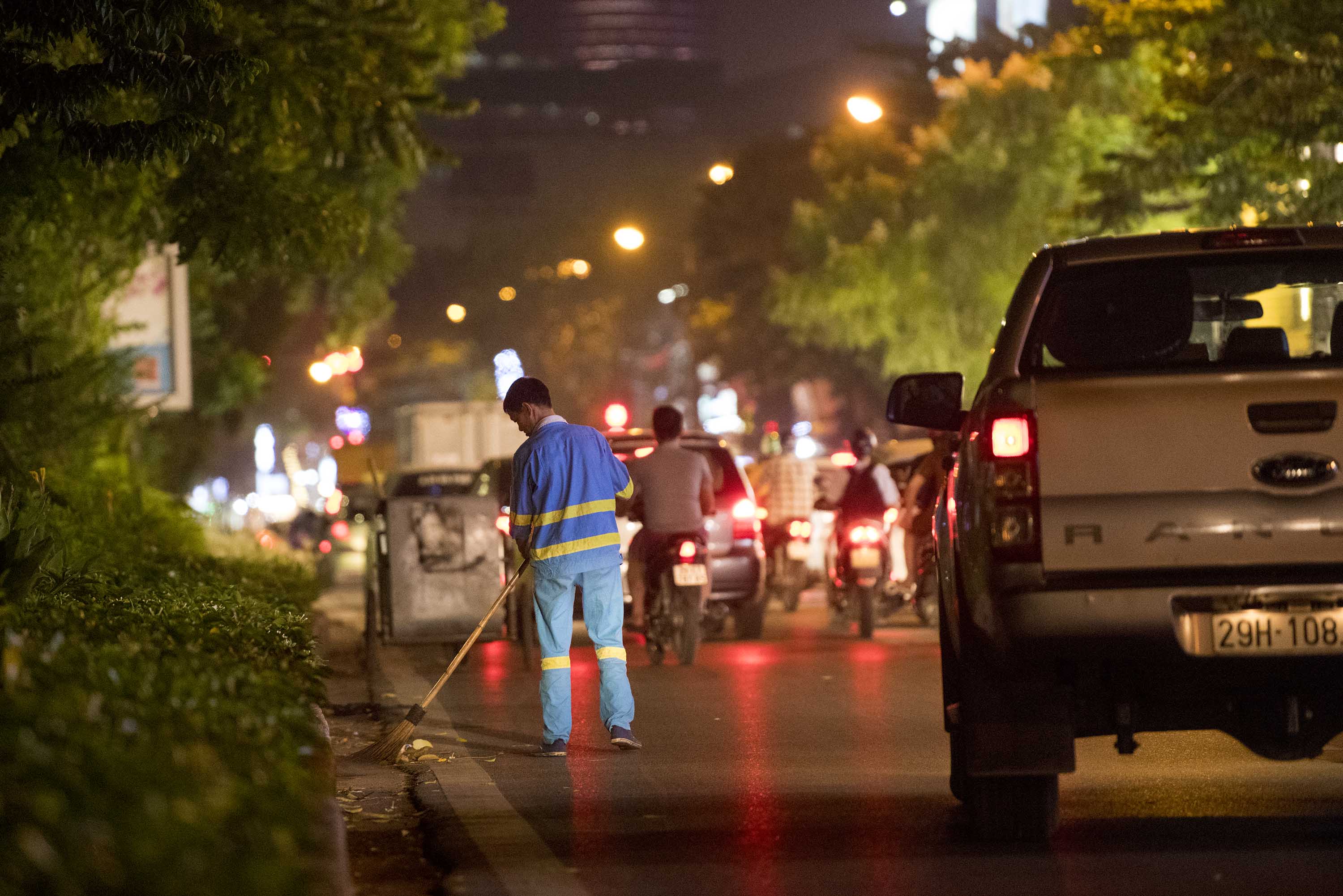 Việc các lao công không đặt biển cảnh báo khiến người đi đường nếu không chú ý quan sát hoàn toàn có thể va chạm với lao công đang chú tâm quét rác hoặc xe thu gom rác thải đặt dưới lòng đường.