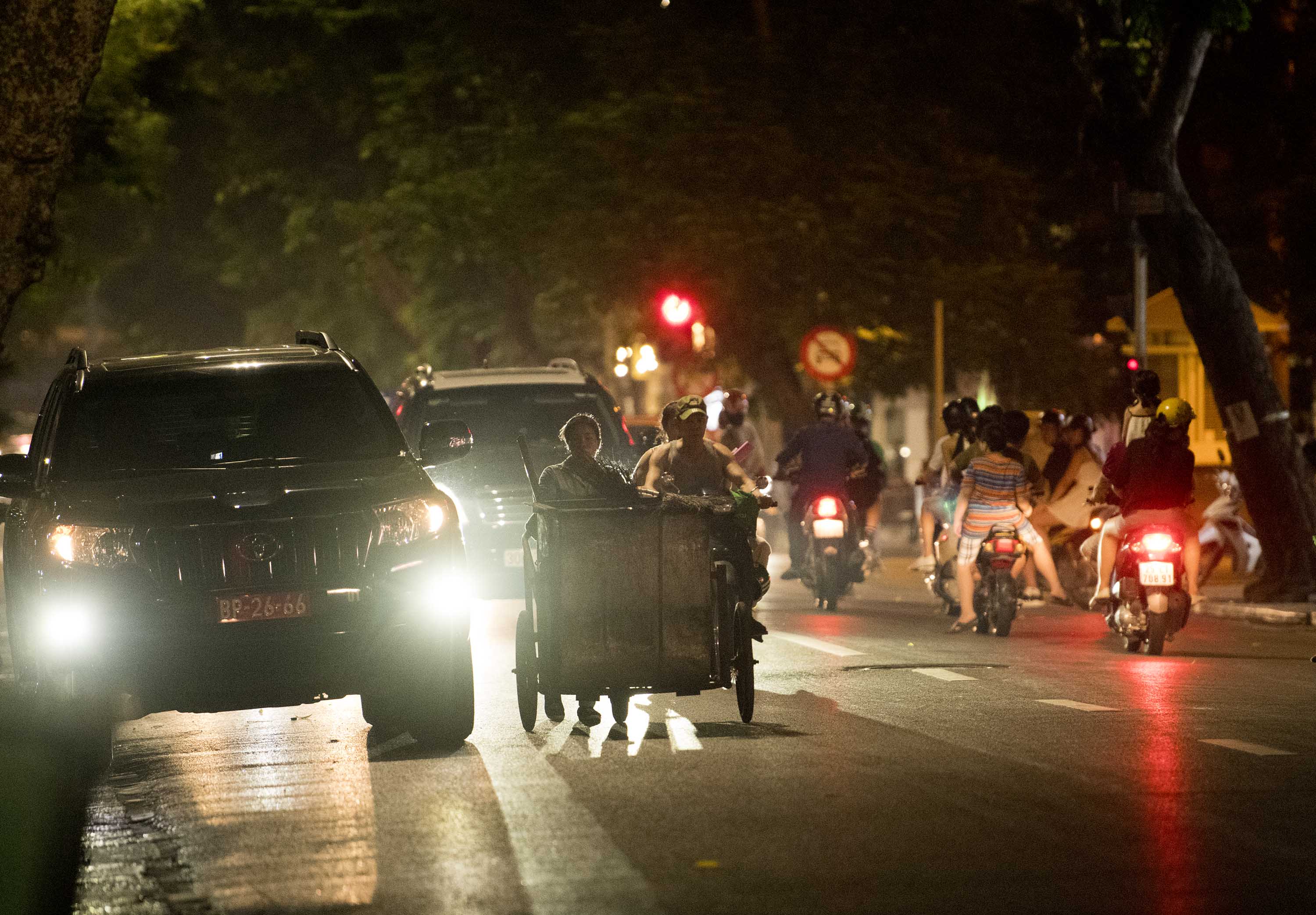 Ông Lê Trung Dũng, nguyên Trưởng phòng Truyền thông Công ty TNHH MTV Môi trường Đô thị Hà Nội (URENCO) cho hay mỗi công ty đều có bộ phận giám sát lao động nên những trường hợp quên mang áo phản quang hay tắc trách trong công việc đều bị xử lý theo quy định của công ty.