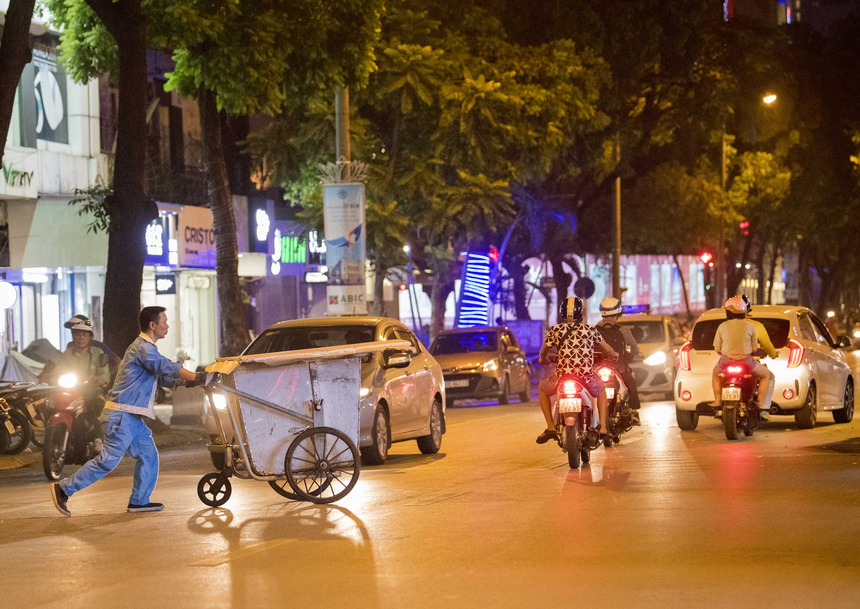 Ông Dũng cho rằng vì người công nhân môi trường phải tập trung cho công việc nên rất khó có thể quan sát các phương tiện gây nguy hiểm nên để tránh tai nạn đáng tiếc bản thân lao công và người tham gia giao thông phải nâng cao cảnh giác, chú ý quan sát.