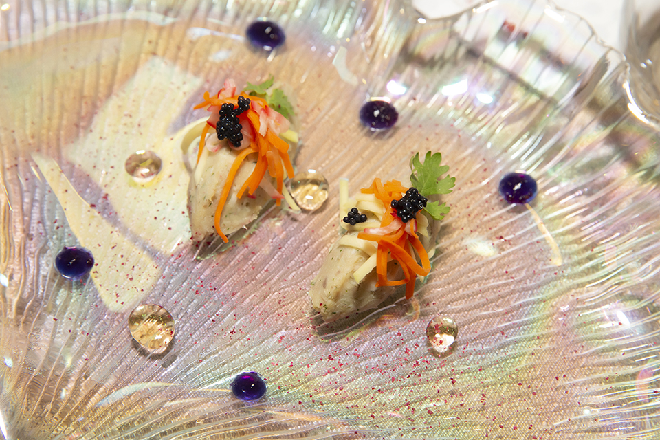 Món đầu tiên là Cá mú kiểu “Mantecato”, dùng với nước mắm Mũi Né, và trứng cá tầm. Luke Nguyễn cho hay món ăn này anh lấy cảm hứng từ món Mantecato ở Ý, với những nguyên liệu Việt Nam. “Tôi dành 4 tiếng đánh cá ở Đầm Chuồn, Huế, trong cảnh hoàng hôn tuyệt mỹ”, anh nói.