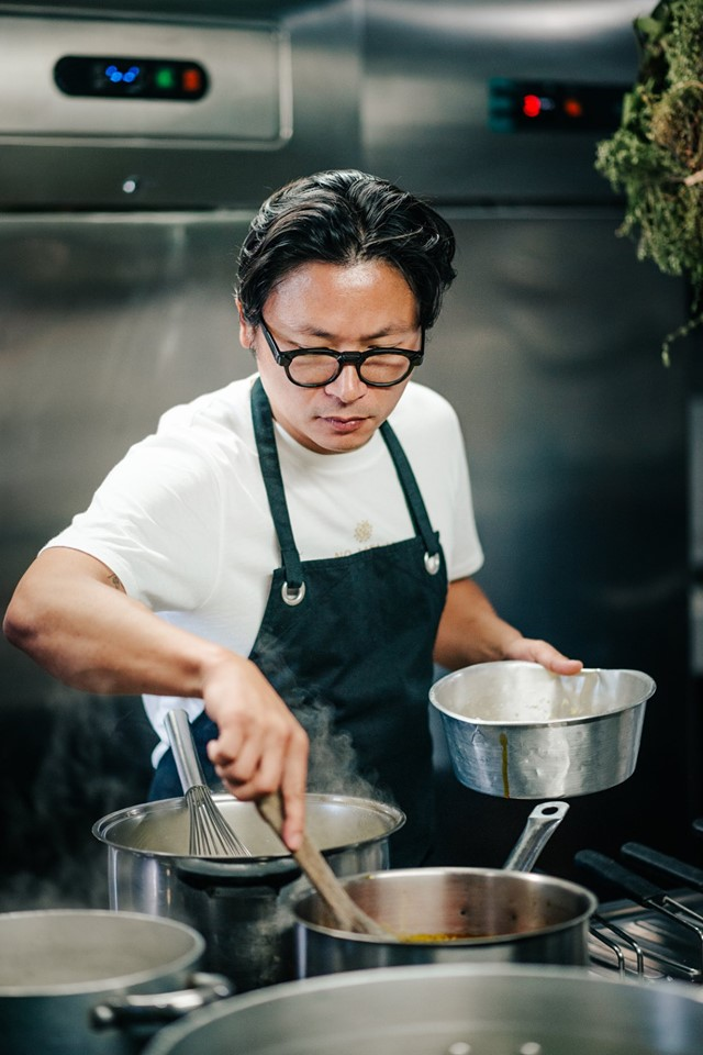 Điều thú vị là các thực khách sẽ không biết trước được tên các món ăn.&nbsp;Luke Nguyễn sẽ đích thân giới thiệu từng món khi được mang ra.&nbsp;