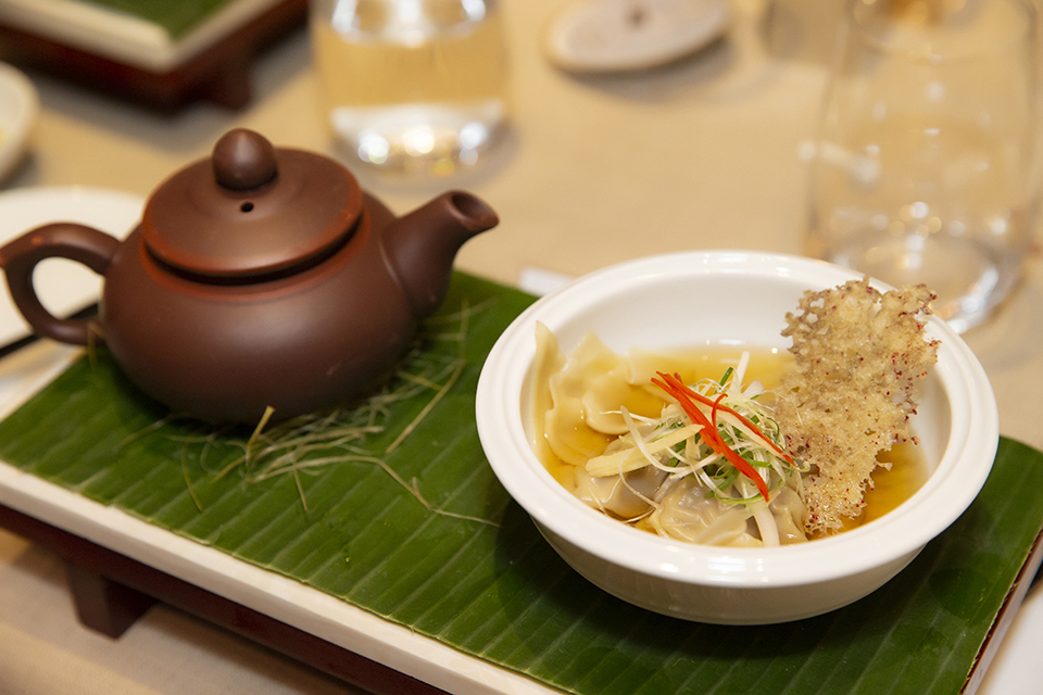 Món thứ 2 là Hoành thánh nhân thịt cừu Úc.&nbsp;Phần nước súp ăn kèm có chiết suất nhụy nghệ tây. Phần bánh được làm từ phô mai Parmigiano Reggiano, ủ trên 15 tháng. Đây là&nbsp;sự tương đồng giữa món Ý và món Việt: mỳ Ravioli của Ý và hoành thánh của Việt Nam.&nbsp;