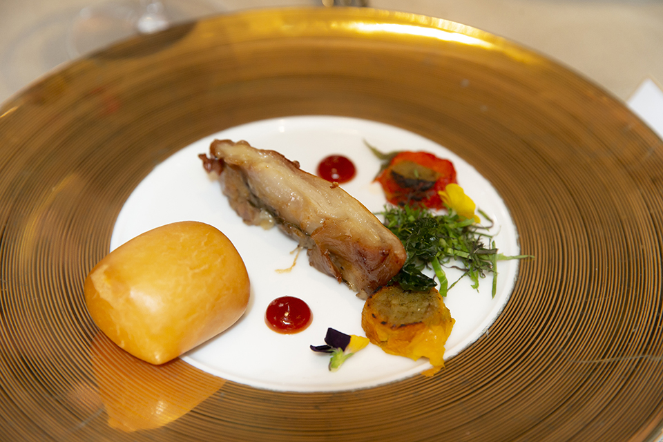 Phần thịt heo được ướp rượu mùi Sambuca, ăn kèm với rau húng thơm Việt Nam. Món ăn sẽ có phần da bên ngoài giòn tan, phần thịt bên trong mềm, thơm ngon.