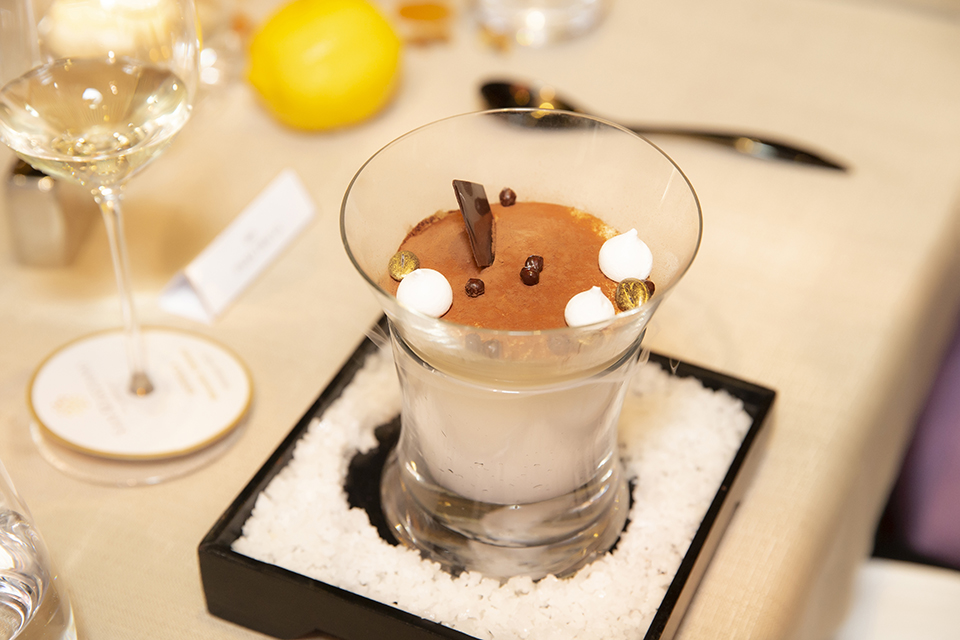 Cuối cùng, thực khách sẽ dùng tráng miệng với món Tiramisu - là sự kết hợp của phô mai mascarpone, bánh quy và cà phê Việt Nam.