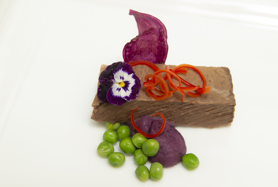 Theo Luke Nguyễn, Ức bò Wagyu được lấy cảm hứng từ những gian&nbsp;bán gia vị trong khu nhà cũ của gia đình ở Cầu Ông Lãnh, TP.HCM. Anh đã đưa những "gia vị Sài Gòn" vào nước sốt của món ăn như một sự pha trộn kí ức đẹp đẽ xưa cũ và ẩm thực hiện đại.&nbsp;