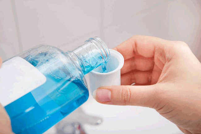 3. Hạn chế dùng nước súc miệng: mặc dù sức khỏe răng miệng tốt là một cách để ngăn ngừa ung thư, nhưng sử dụng nước súc miệng hằng ngày lại có thể là nguyên nhân gây nên căn bệnh nguy hiểm này. Tiến sĩ Burk cho biết, rượu cồn là một yếu tố nguy cơ gây ung thư miệng, do đó, nước súc miệng có hàm lượng cồn cao có thể được coi là một yếu tố nguy cơ.