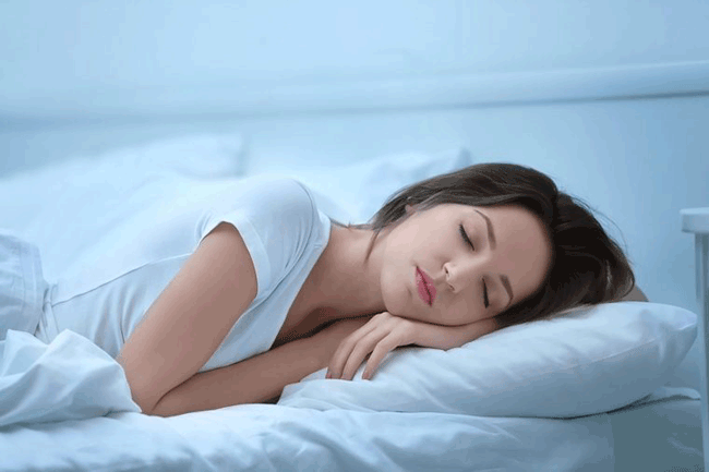 13. Ngủ đủ giấc: Đây là một lý do tốt khuyến khích bạn nên ngủ đủ từ 7-8 giờ mỗi đêm. Thiếu ngủ mãn tính và thói quen ít ngủ có liên quan đến ung thư. Nhiều nghiên cứu đã chỉ ra mối liên quan này với các loại ung thư khác nhau từ tuyến tiền liệt đến đại trực tràng, ung thư vú  Theo Trung tâm điều trị ung thư của Mỹ, mối liên kết có thể là do giấc ngủ kém dẫn đến viêm và làm rối loạn chức năng miễn dịch, thúc đẩy sự phát triển ung thư. Ngoài ra, hormone melatonin trong giấc ngủ có thể hoạt động như một chất chống oxy hóa, vì vậy nếu bạn không ngủ đủ giấc, bạn sẽ không nhận đủ chất này.