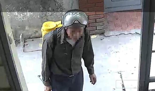 Hình ảnh camera an ninh ghi lại của người được cho là đóng giả người phun thuốc diệt muỗi.