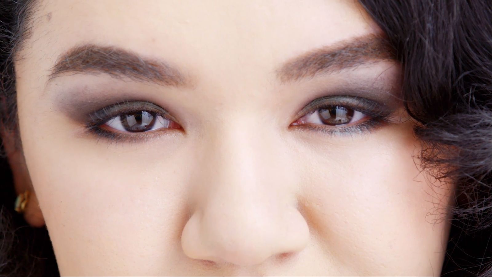 Đôi mắt khói ấn tượng của thập niên 20.