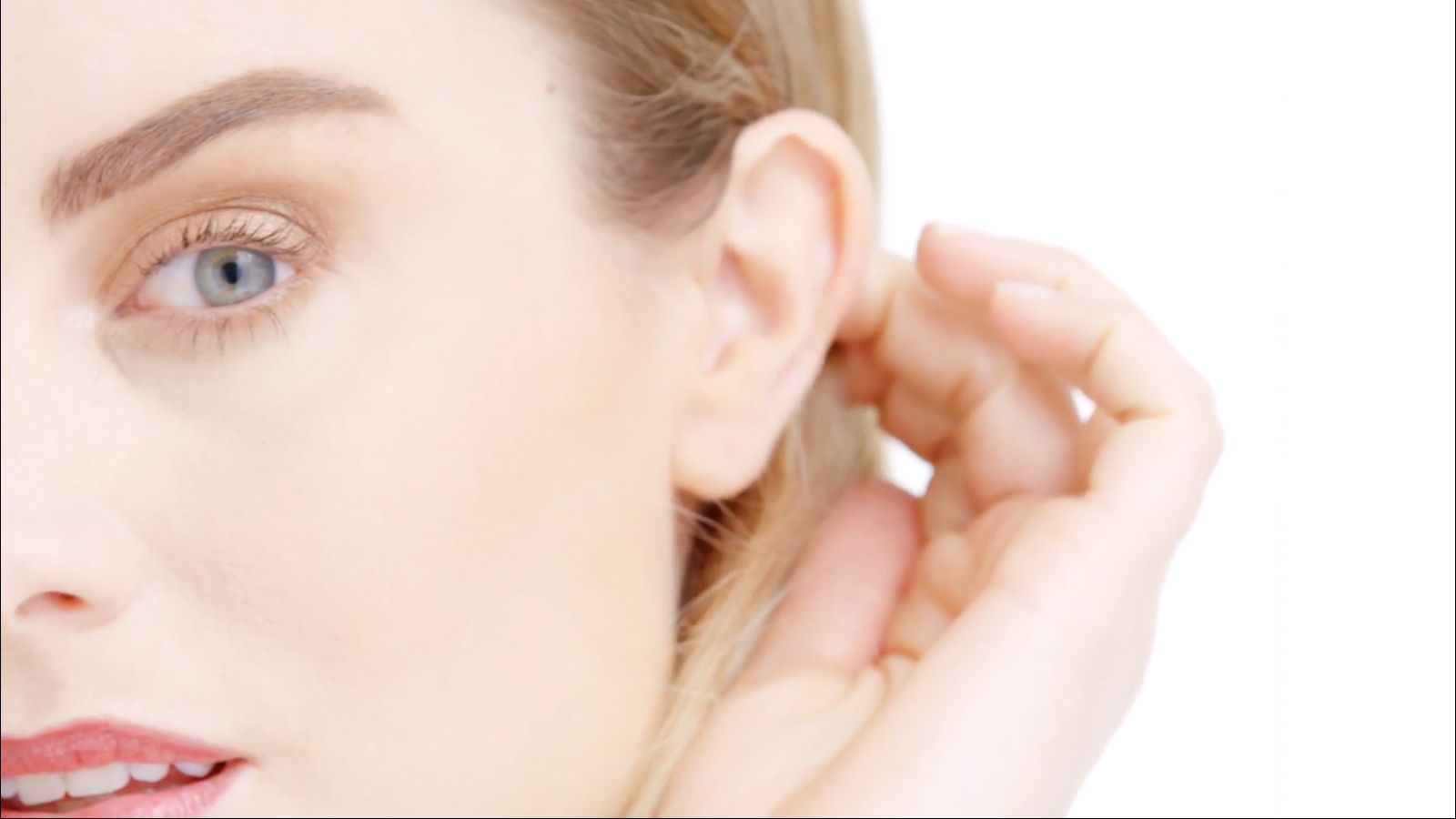 Màu đồng tạo cảm giác đôi mắt có chiều sâu.