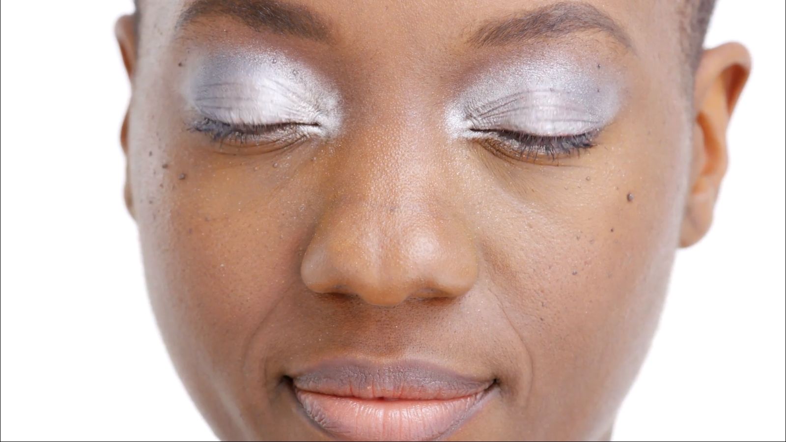 Phấn mắt màu trắng được phụ nữ ưa dùng