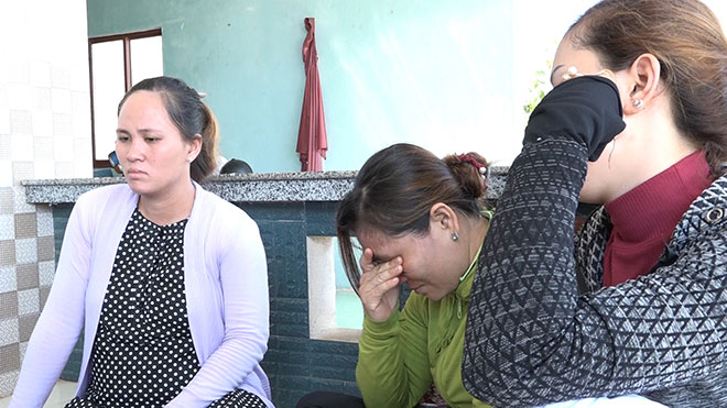 Chị Lê Thị Mỹ Dung (ngồi giữa) buồn bã, khóc liên tục vì lo cho chồng