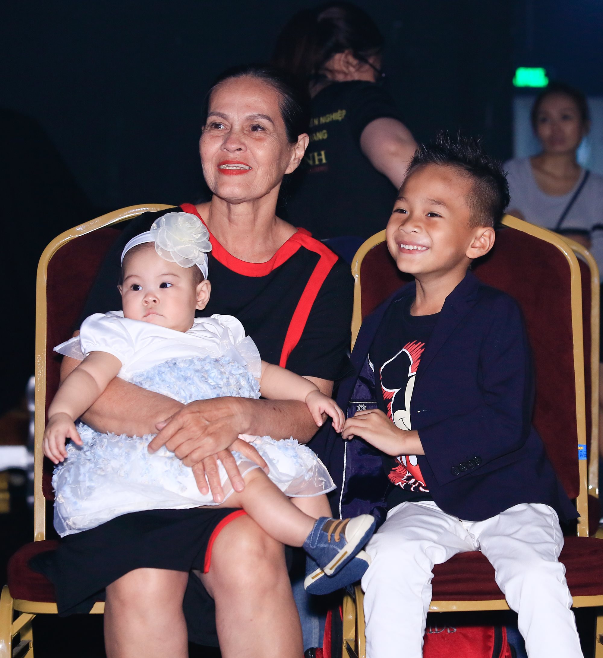 Mẹ Thanh Thảo bên các cháu