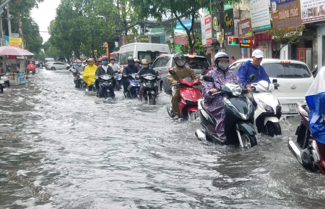 Người dân TP.HCM vẫn chịu cảnh ngập mỗi khi trời mưa hoặc triều cường
