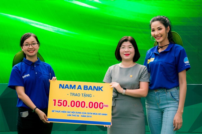 Đại diện Nam A Bank và Á hậu Hoàng Thùy trao tặng 150 triệu đồng cho Đoàn thanh niên TP HCM thực hiện các hoạt động ý nghĩa trong chiến dịch tình nguyện Mùa hè xanh lần thứ 26
