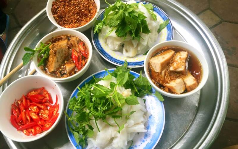 Bánh cuốn được tráng rất mỏng, nước chấm pha ngon, bánh trắng tinh thơm mùi hành phi rắc lên, nước chấm đậm đà.