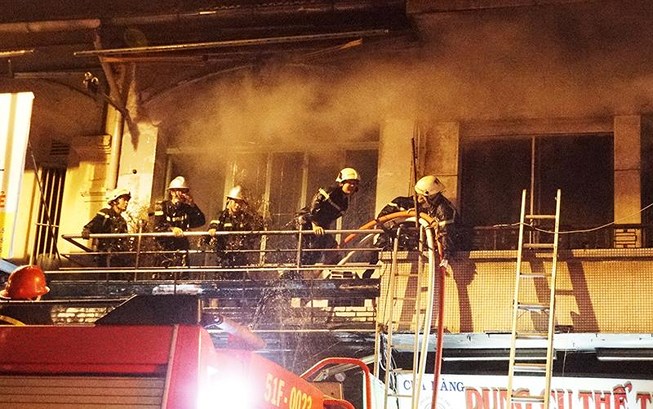 Hỏa hoạn bùng phát dữ dội từ căn nhà đồng thời là nơi bán đầu lân ở quận 5. Ảnh HT.