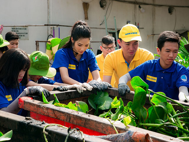 Doanh nghiệp - Một ngày làm sạch môi trường cùng Á hậu Hoàng Thùy