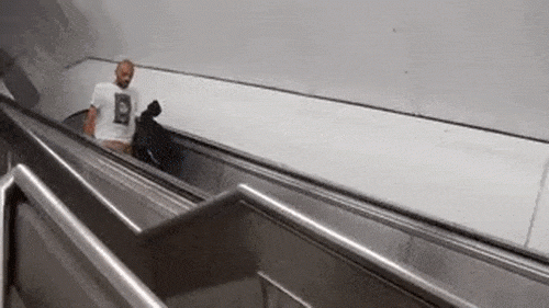 Cái kết "nhớ đời" cho những người thích nghịch thang cuốn - 3