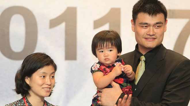 Yao Ming và vợ &amp; con gái năm 2011, khi cô bé mới lên 1 tuổi
