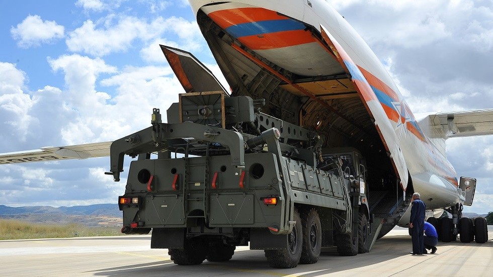 Tổ hợp tên lửa phòng không S-400 của Nga được chuyển đến căn cứ Akinci gần thủ đô Ankara, Thổ Nhĩ Kỳ.