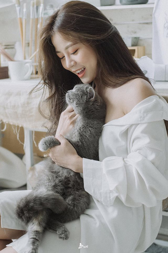 Liên hệ với cô gái sở hữu nhan sắc khả ái này, được biết cô nàng sinh năm 1997, đang sinh sống và làm việc tại thành phố Hồ Chí Minh.