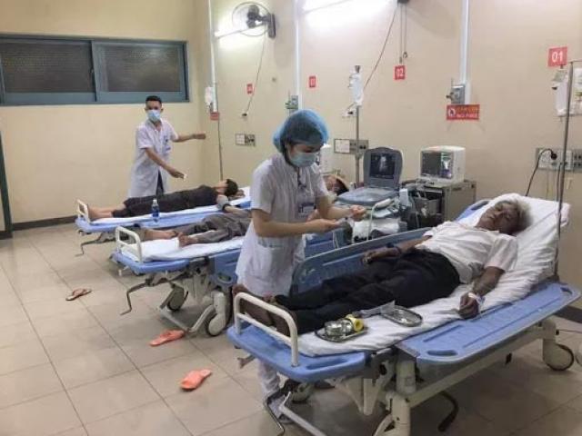 Tin tức trong ngày - Hơn 70 người nhập viện sau khi cùng dự đám cưới